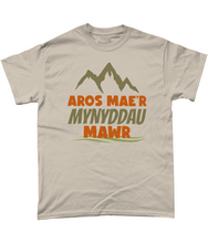 Load image into Gallery viewer, Aros mae'r mynyddau mawr - Crys-T