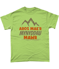 Load image into Gallery viewer, Aros mae'r mynyddau mawr - Crys-T