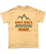 Load image into Gallery viewer, Aros mae'r mynyddau mawr - Crys-T
