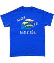 Load image into Gallery viewer, Lawr ar lan y môr - Crys-T