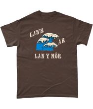 Load image into Gallery viewer, Lawr ar lan y môr - Crys-T