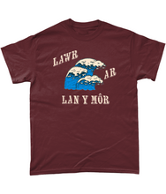 Load image into Gallery viewer, Lawr ar lan y môr - Crys-T
