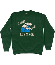 Load image into Gallery viewer, Lawr ar lan y môr - Crys chwys