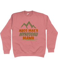 Load image into Gallery viewer, Aros mae'r mynyddau mawr - Crys Chwys