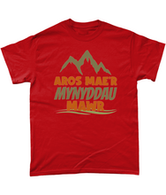Load image into Gallery viewer, Aros mae'r mynyddau mawr - Crys-T