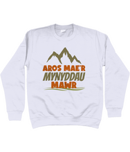 Load image into Gallery viewer, Aros mae'r mynyddau mawr - Crys Chwys