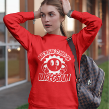 Load image into Gallery viewer, Mae'n haf o hyd yn Wrecsam "Y crys coch" - Crys chwys