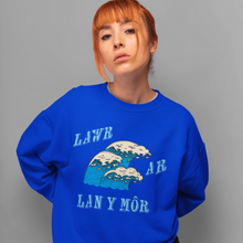 Load image into Gallery viewer, Lawr ar lan y môr - Crys chwys